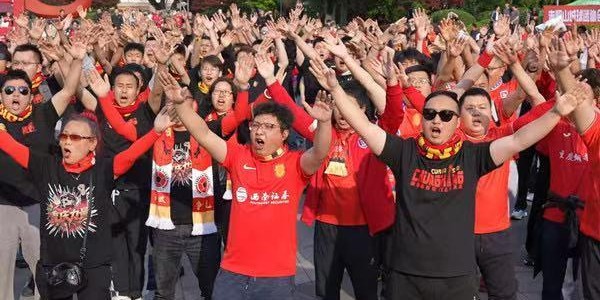 OB电竞app下载-铜梁龙体育场首场中超联赛 暖心宠粉让球迷似“回家”