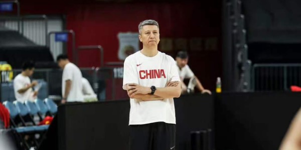 OB电竞-中国男篮4分险胜！焦泊乔爆发，王俊杰18分14篮板，徐昕10分